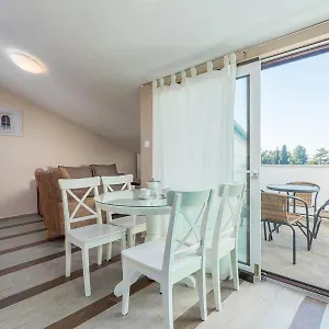 https://la-perla-premium.in-istria.net